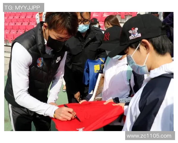 足球明星亲笔签名赠予美女瞬间引发热议与羡慕的浪潮 足球明星亲笔签名赠予美女瞬间引发热议与羡慕的浪潮